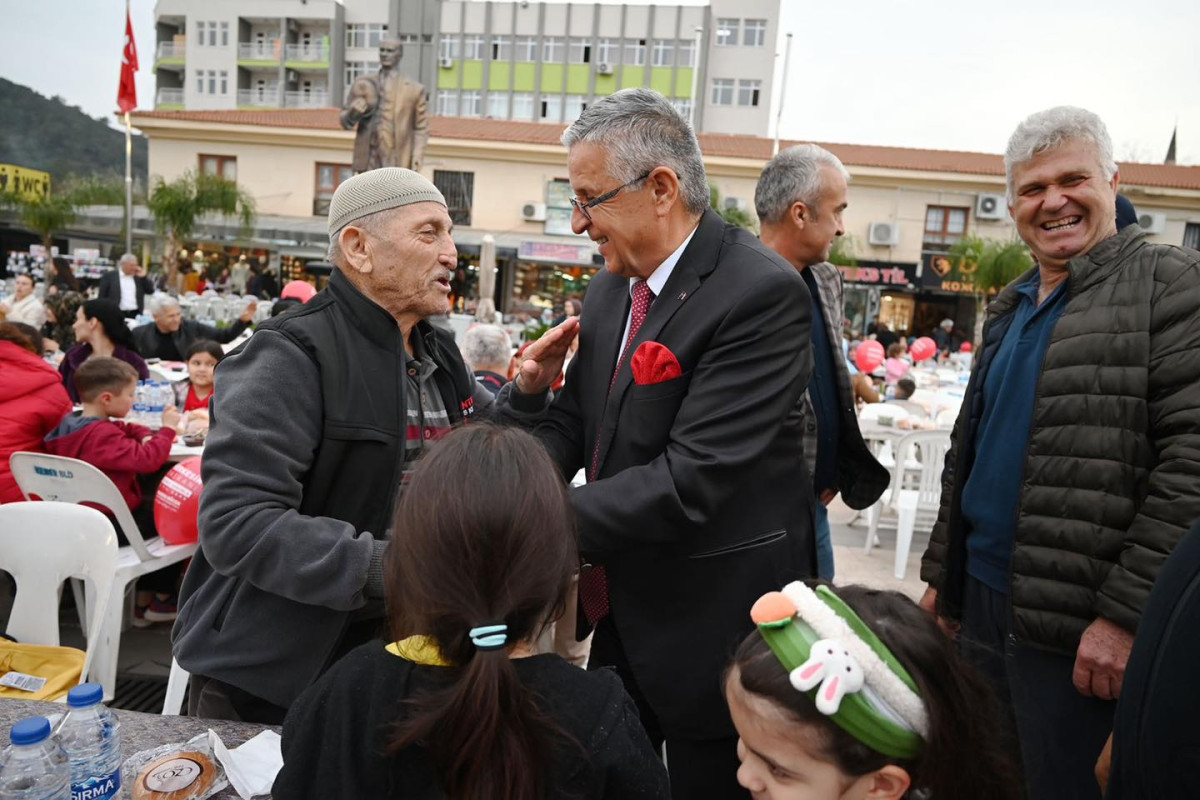 Başkan Topaloğlu’ndan ilçe merkezinde iftar yemeği