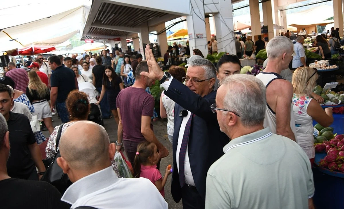 Başkan Topaloğlu’ndan pazar esnafına ziyaret