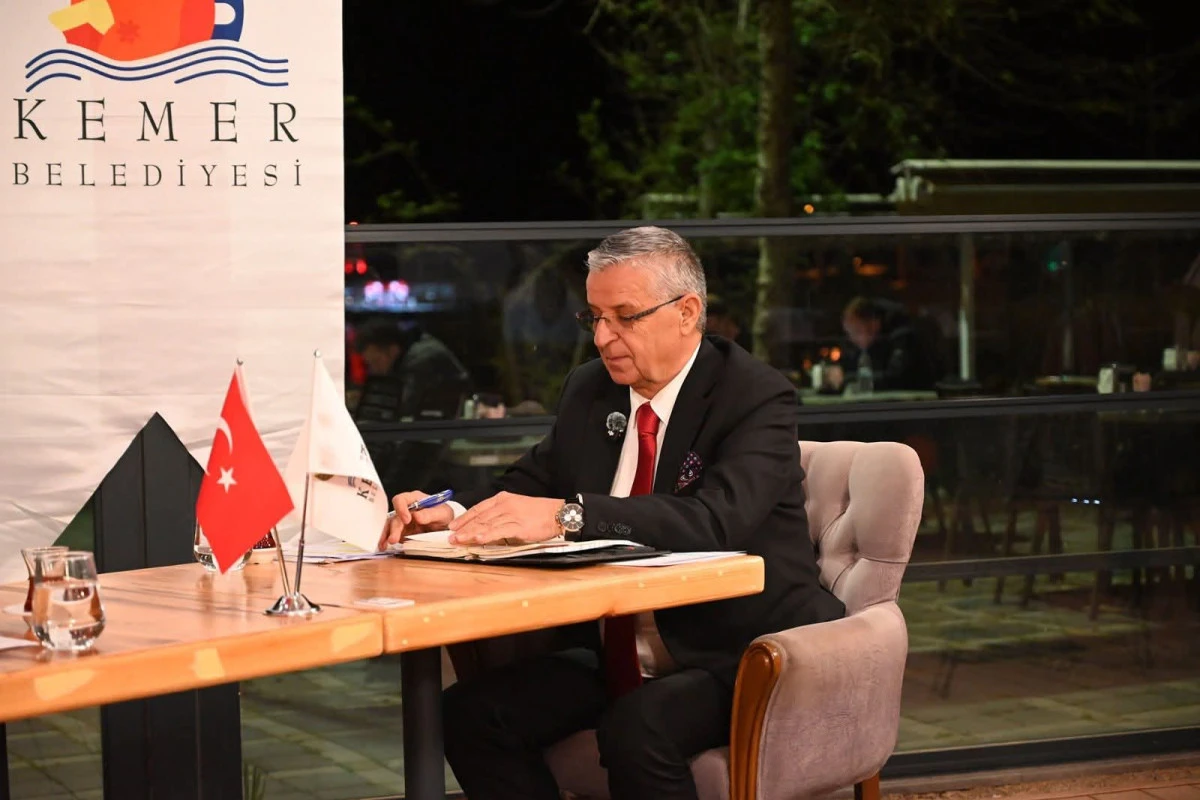 KEMER BELEDİYE BAŞKANI CANLI YAYINDA TARTIŞMA YARATTI: A&Ccedil;IKLAMALAR TATMİN ETMEDİ