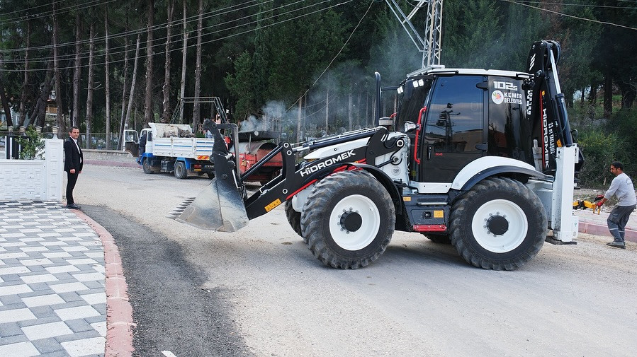 Kemer’de tahrip olan yollarda çalışmalar sürüyor