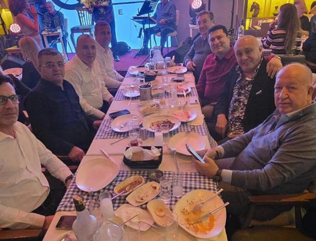 KİMLER KİMLERLE BİR ARADA ?