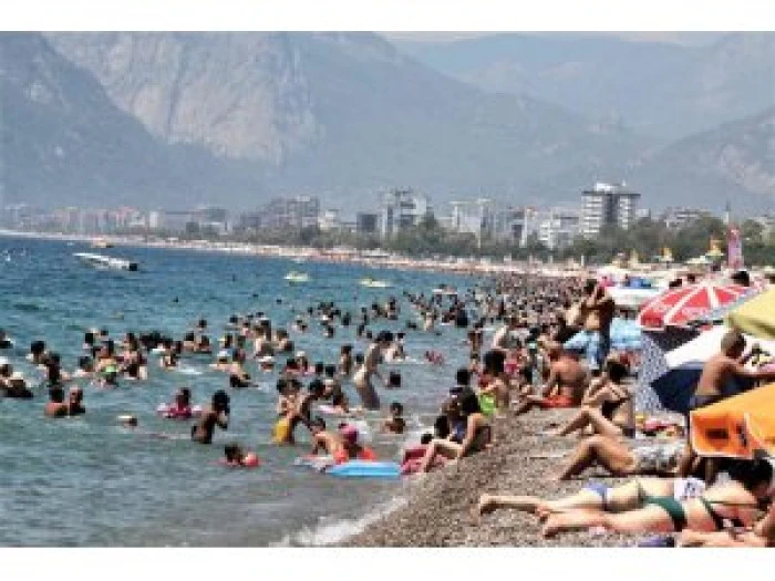 Konyaaltı ve Lara’daki plajlar yoğun ilgi görüyor
