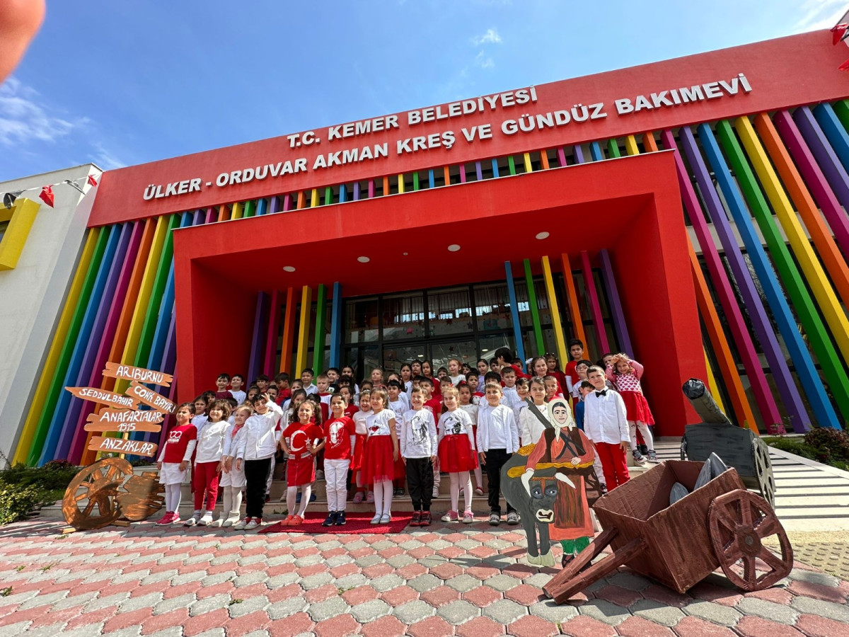 Minik öğrenciler Çanakkale şehitlerini andı