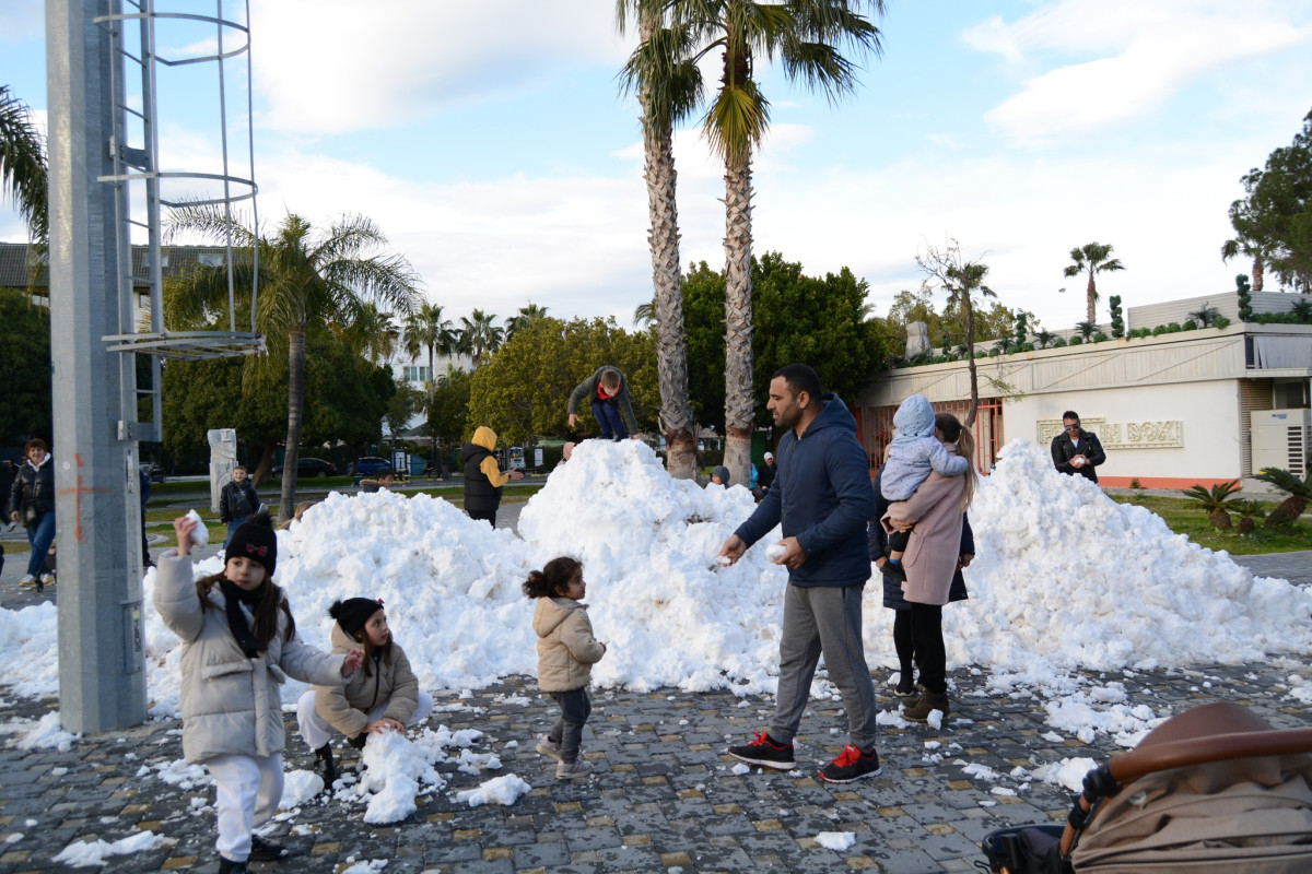 Miniklerin ve ailelerin kar sevinci