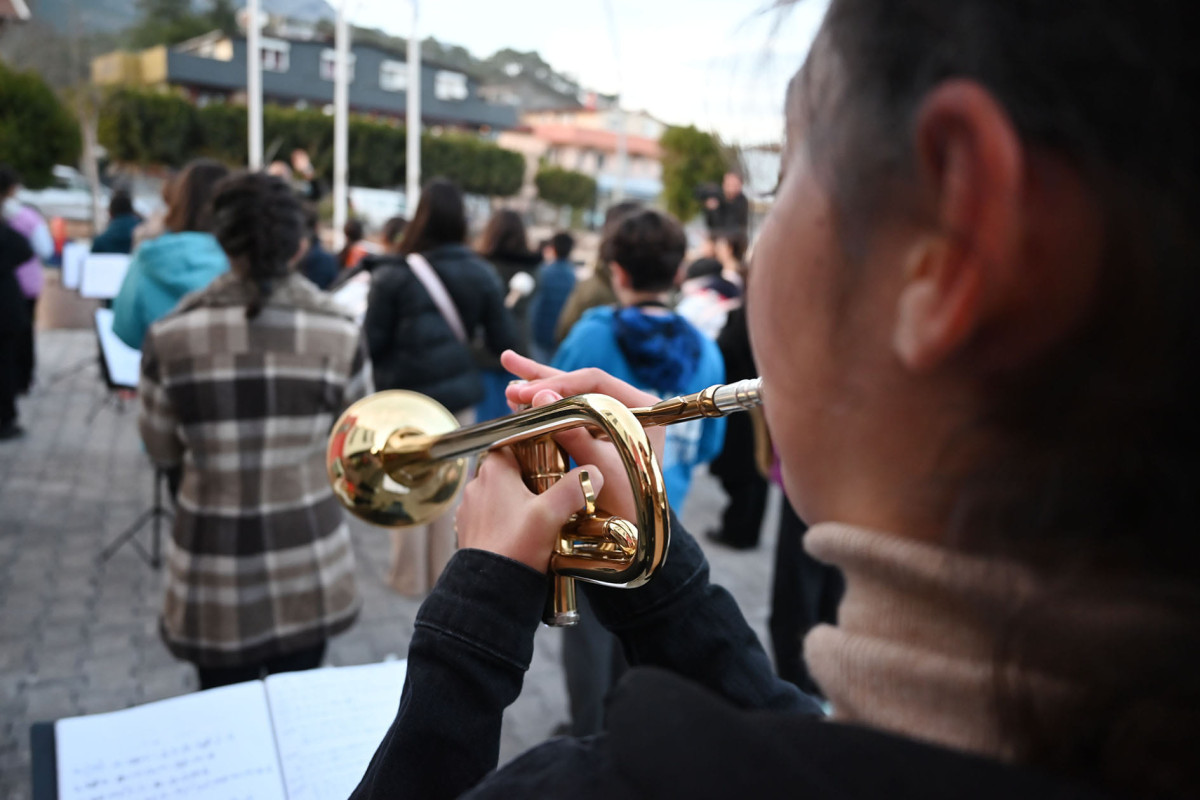 ŞEHİTLER İÇİN İSTİKLAL MARŞI ÇALDILAR