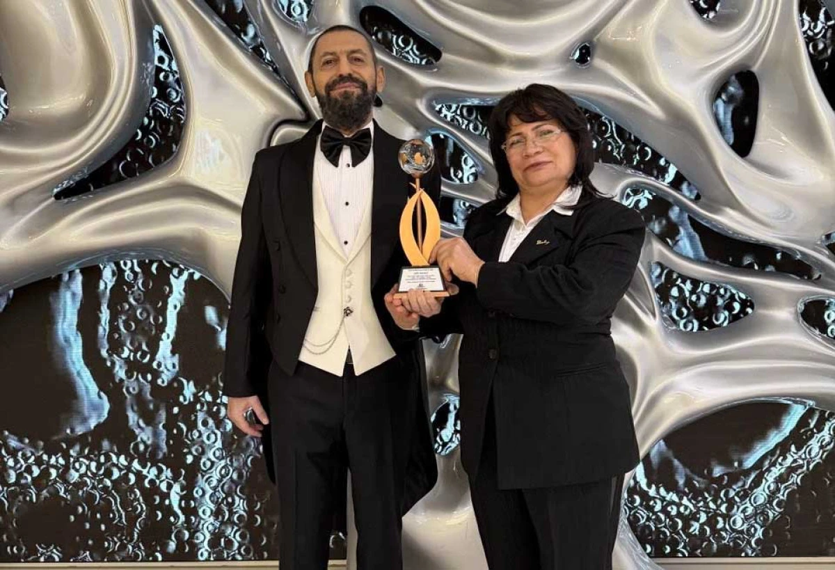 Yılın Barış İnsanı &Ouml;d&uuml;l&uuml; D&uuml;nyaca &Uuml;nl&uuml; Yazar  Akif Manaf&rsquo;ın